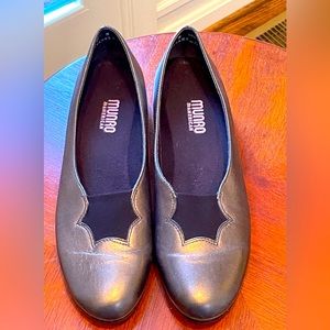 Munro gold tone slip on